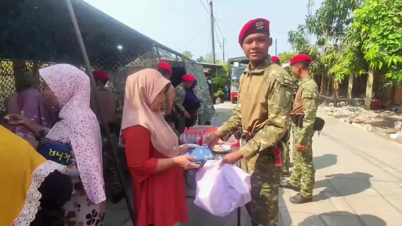 Warga antusias memeriksakan kesehatan di lokasi bakti sosial anggota Kopassus. (edhot)
