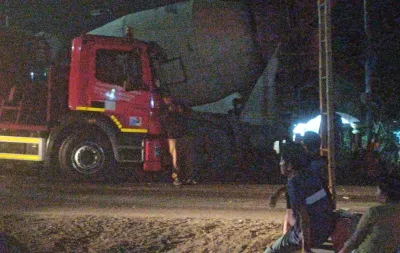 Tangki Pertamina Tabrak Truk Molen di Proyek Pengecoran Jalan Pagojengan Brebes