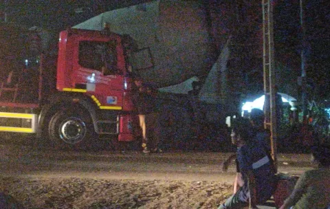Tangki Pertamina Tabrak Truk Molen di Proyek Pengecoran Jalan Pagojengan Brebes