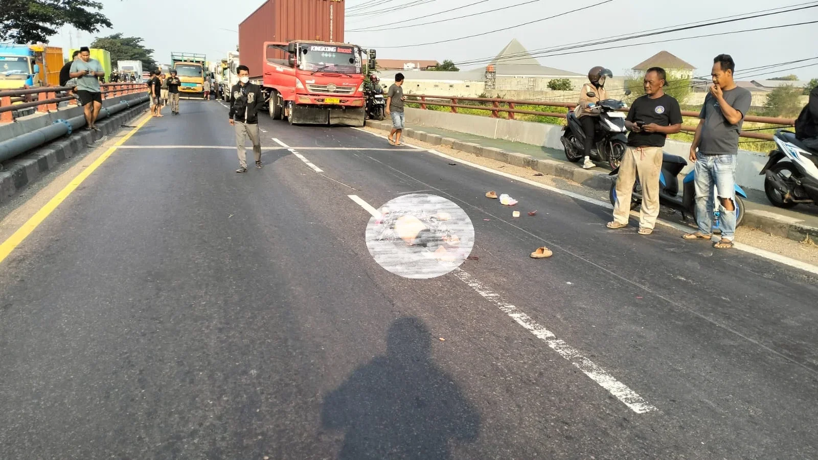 Korban pengendara motor yang tewas ditabrak truk tronton di jalan Pantura Jenarsari. (edhot)