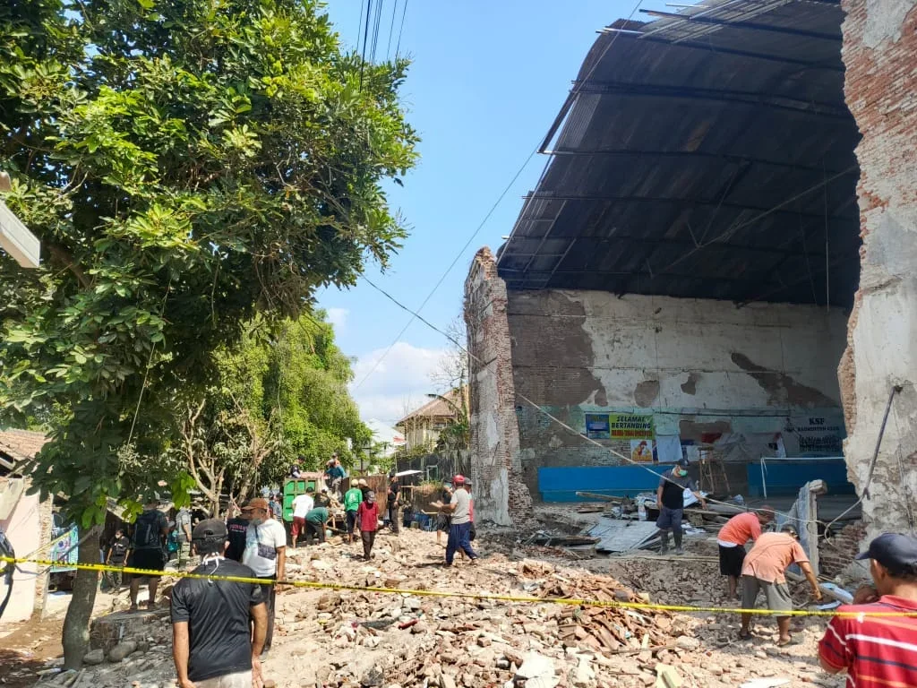 Puing yang Timpa Rumah Dibersihkan, Sisa Gedung Hogwan Bumiayu Masih Bikin Khawatir