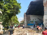 Puing yang Timpa Rumah Dibersihkan, Sisa Gedung Hogwan Bumiayu Masih Bikin Khawatir