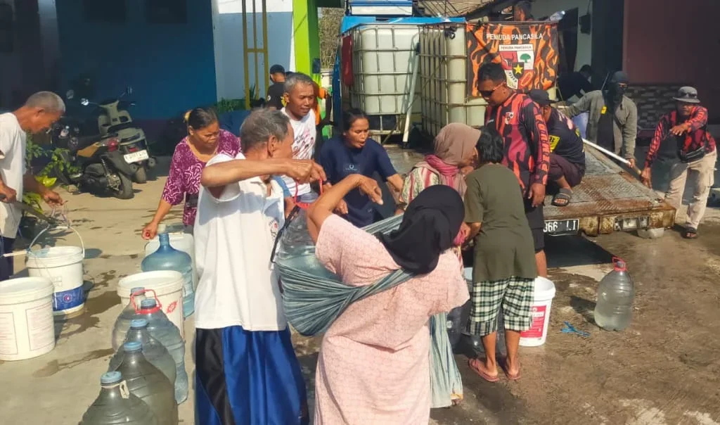 Pemuda Pancasila Kecamatan Paguyangan, Kabupaten Brebes, menyalurkan bantuan air bersih ke sejumlah desa terdampak kekeringan.