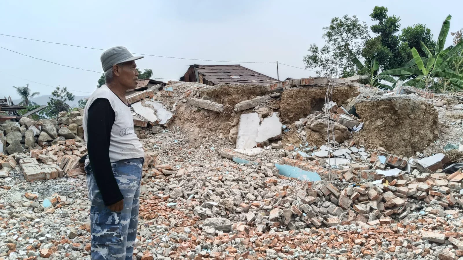Korban Bencana Tanah Bergerak Desa Padasari, Kecamatan Jatinegara, Kabupaten Tegal, kembali kerumah, Selasa 8 September 2026. (Dok)