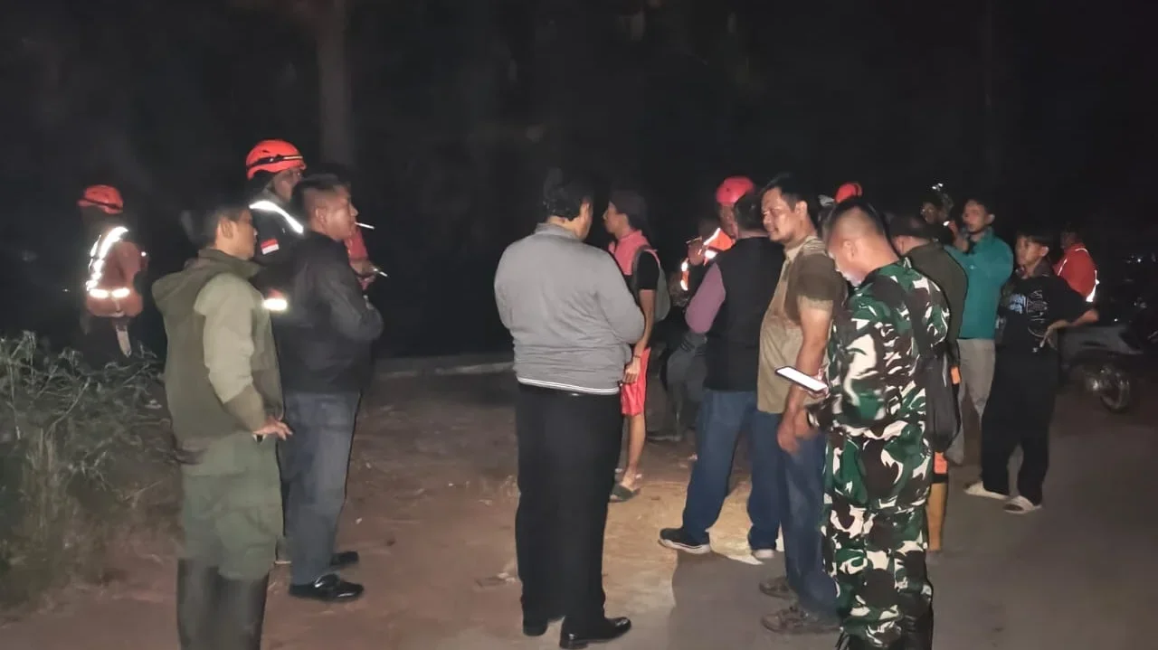 Personel Polsek Bojong bersama Koramil Bojong, relawan dan masyarakat berupaya memadamkan kebakaran lahan pinus di Dukuh Karanganyar, Desa Rembul, Kecamatan Bojong, Kabupaten Tegal, Senin , 21 September 2026 petang.