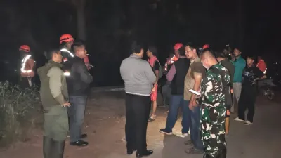 Aksi Cepat Tim Gabungan Padamkan Kebakaran Lahan Pinus di Bojong