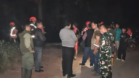 Aksi Cepat Tim Gabungan Padamkan Kebakaran Lahan Pinus di Bojong