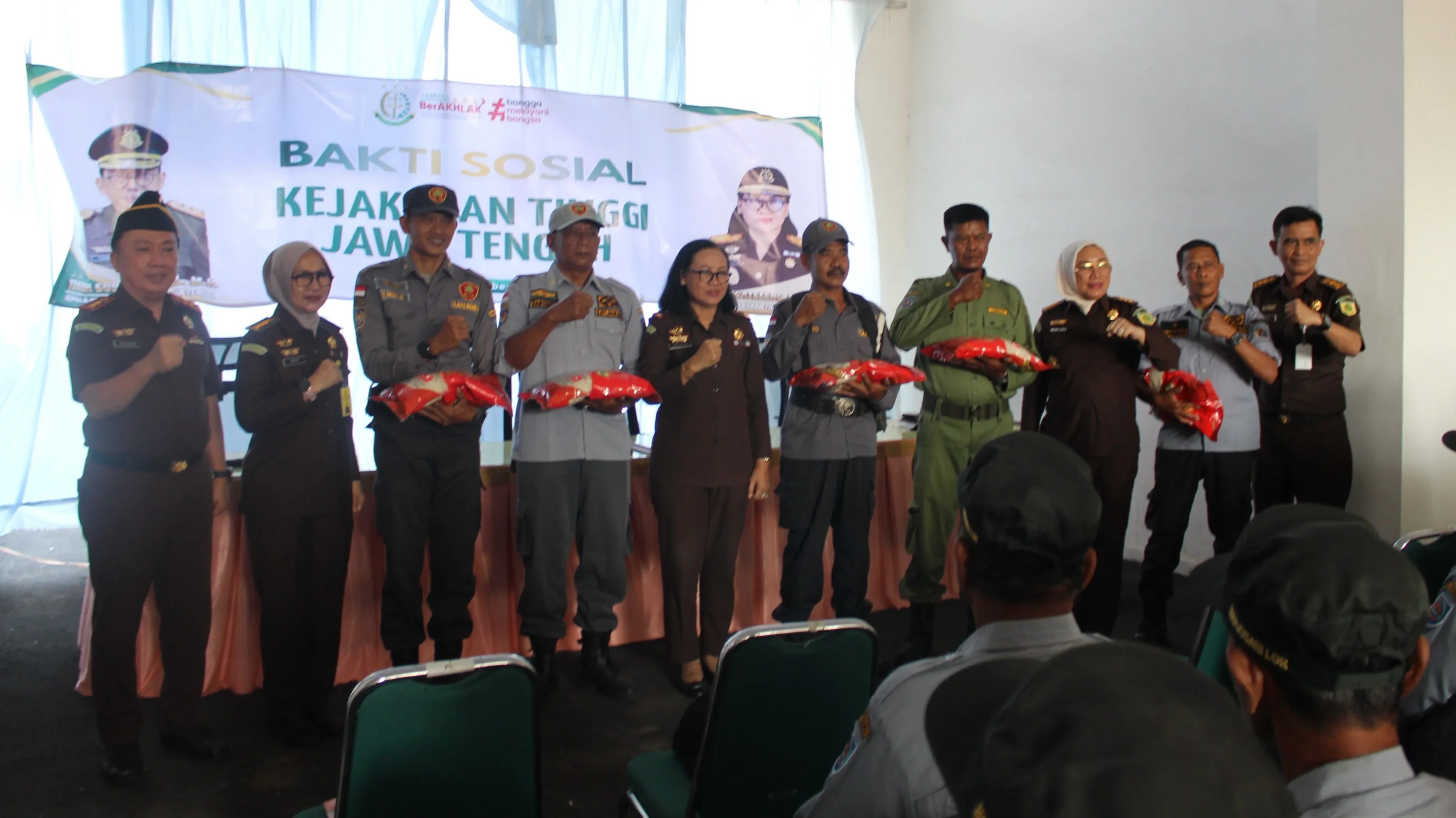 Kejati Jateng Salurkan Bantuan Beras untuk Linmas Kabupaten Tegal