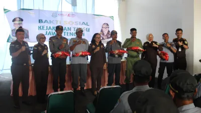 Kejati Jateng Salurkan Bantuan Beras untuk Linmas Kabupaten Tegal
