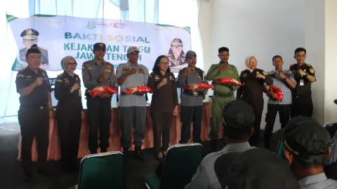 Kejati Jateng Salurkan Bantuan Beras untuk Linmas Kabupaten Tegal