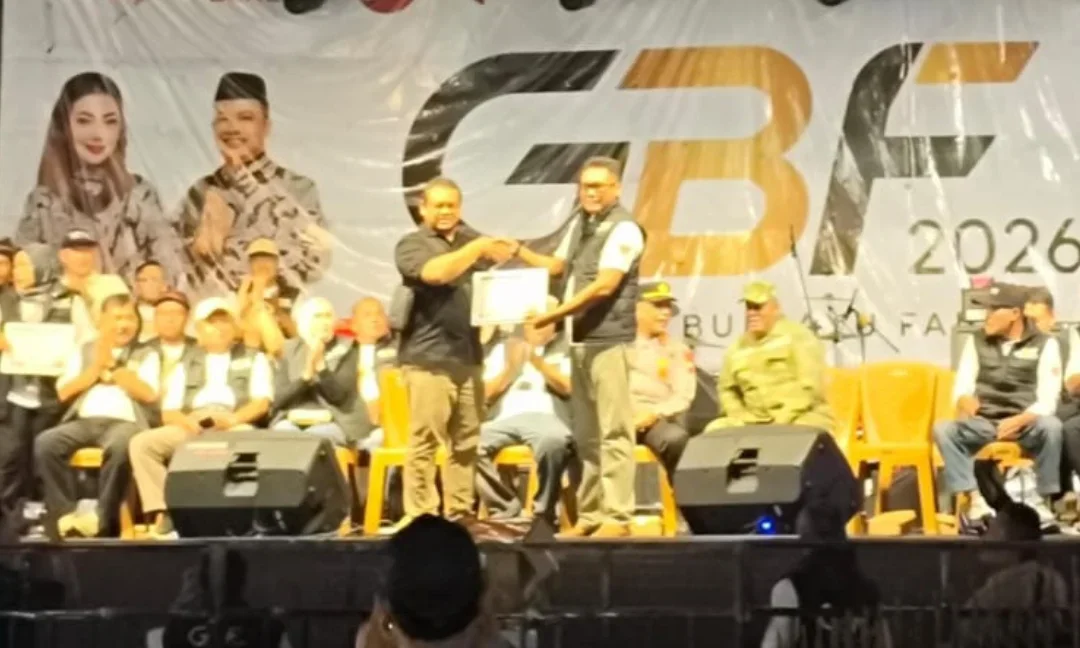 Perwakilan Dindukcapil Brebes menerima piagam penghargaan atas raihan kategori stand terbaik di GBF tahun 2026.