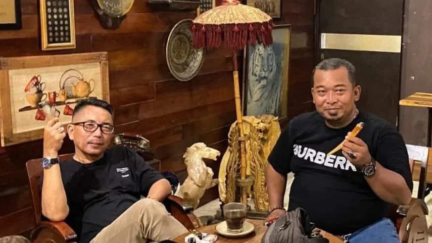 Pemilik Kedai Offaz, H. Wiyanto (kiri), ditemani salah satu penggemar barang-barang unik, nampak bersantai sembari menikmati secangkir kopi.