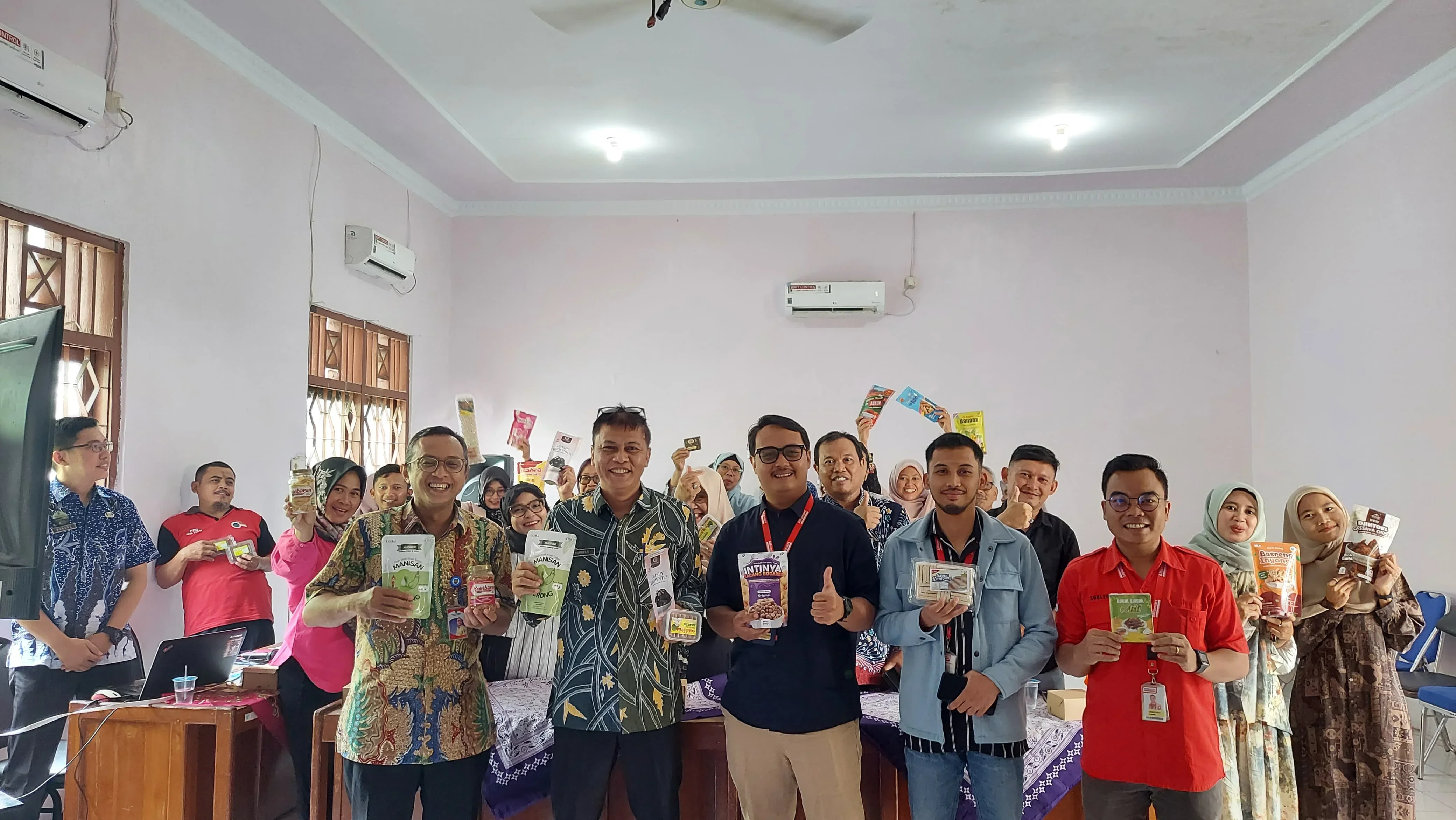  Dinas Perindustrian, Transmigrasi dan Tenaga Kerja (Disperintransnaker) Kabupaten Tegal menggelar kegiatan Link and Match untuk 20 Pelaku IKM di Aula Disperintransnaker Kabupaten Tegal.