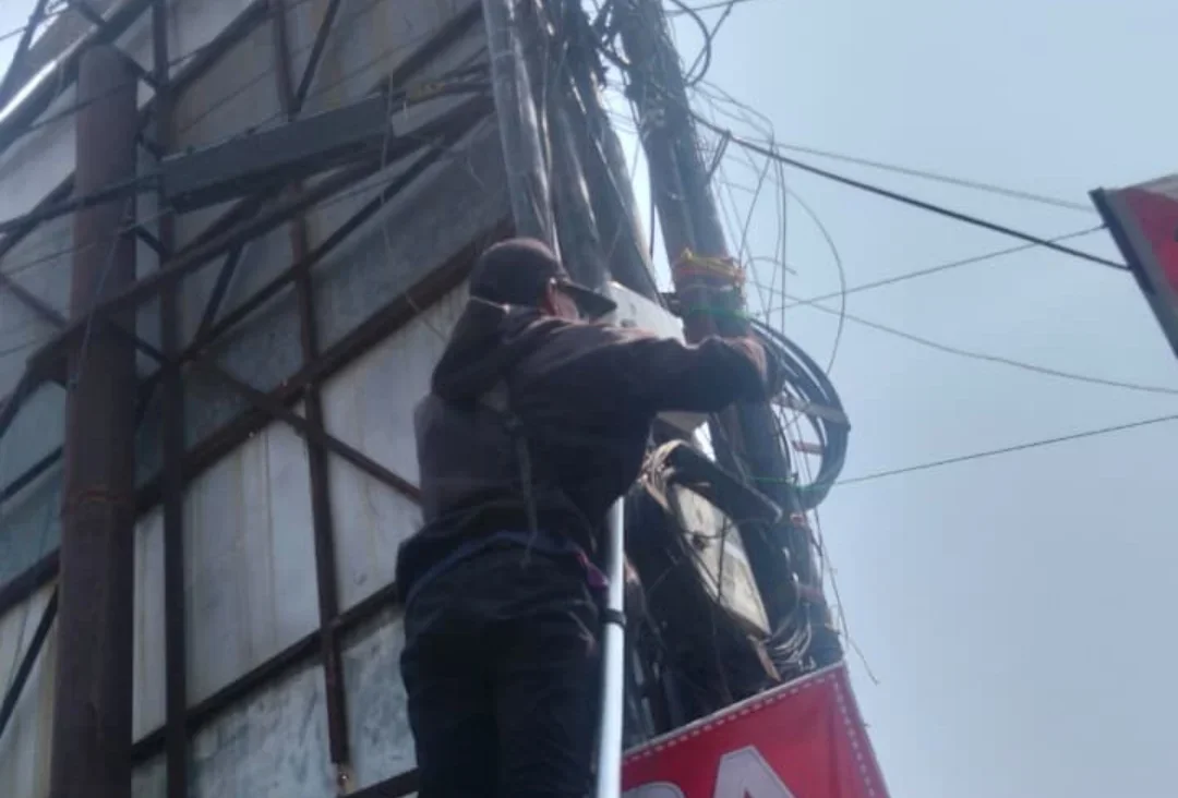 Pemkab Brebes Tertibkan Kabel FO di Sejumlah Ruas Jalan