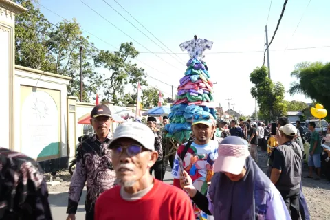 Bukan Hasil Bumi, Warga Sukorejo Pemalang Adakan Grebeg Gunungan Kemeja