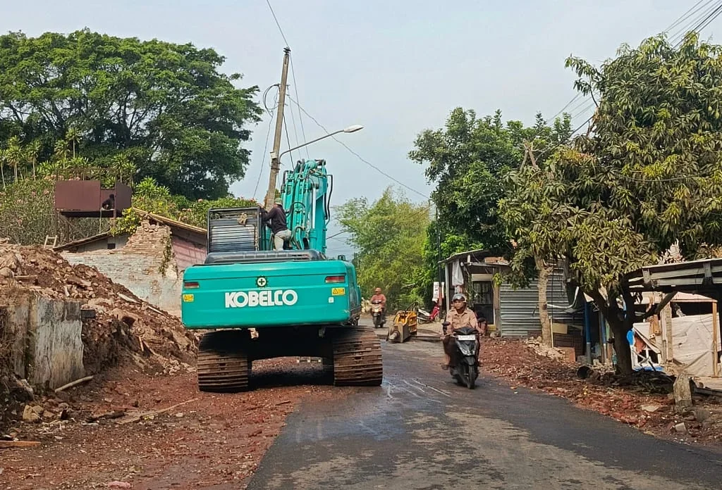 Pembongkaran gedung Hogwan rampung, Sabtu sore, 12 September 2026. Jalan Lapangan Asri sudah bisa dilewati kendaraan. 