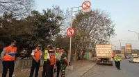 Truk Parkir di Bahu Pantura Batas Kendal-Semarang Ditertibkan, 7 Truk Kena Tilang