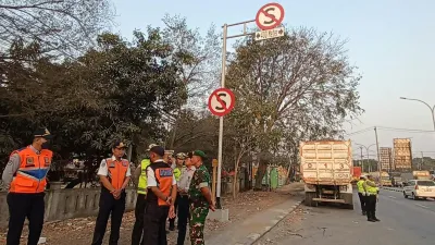Truk Parkir di Bahu Pantura Batas Kendal-Semarang Ditertibkan, 7 Truk Kena Tilang