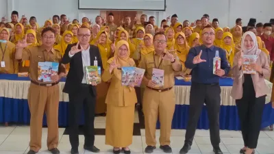 Seimbangkan Digital dan Motorik, Siswa SD di Kota Tegal Dapat Bantuan Sarana Menulis