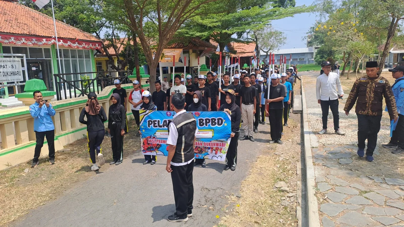 Anggota pramuka Kwarcab Tegal melaksanakan latihan timbang terima Estafet Tunas Kelapa (ETK) 2026. Latihan dilaksanakan di lima Kwartir Ranting (Kwarran) yang akan dilalui.