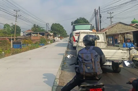 Jalan Tegal-Purwokerto di Pagojengan Brebes Dibeton, Lalu Lintas Bergantian