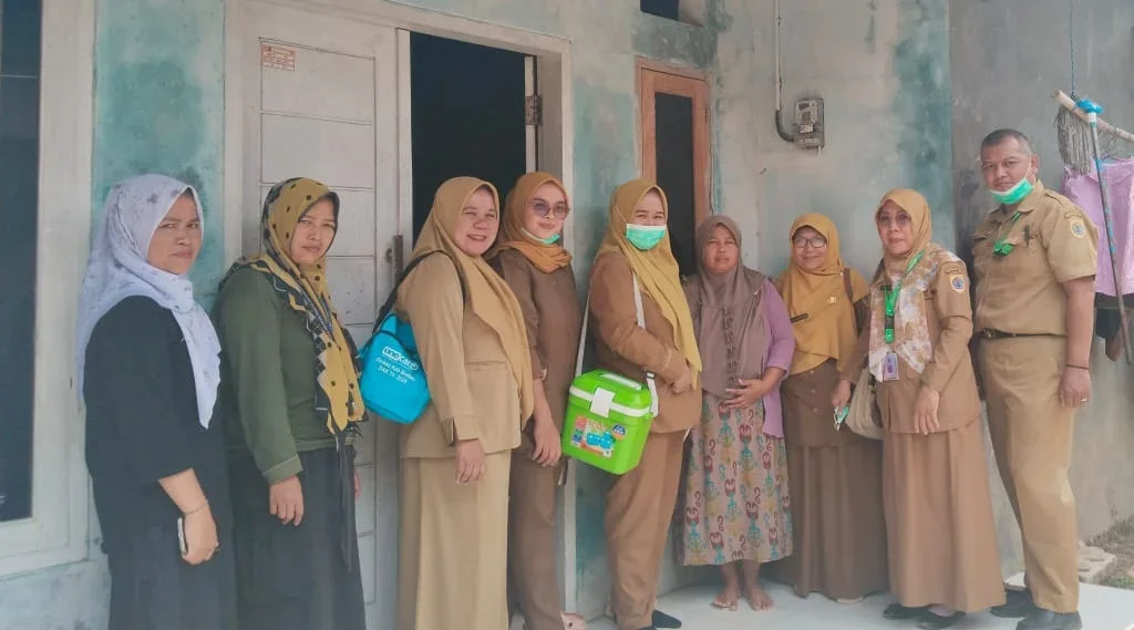 Cek Kualitas Air Minum Warga Pengarasan, Puskesmas Bantarkawung Gelar SKAMRT