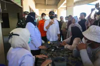 Warga Terdampak Asap Kebakaran TPA Putri Cempo, Pemprov Jateng Kerahkan Dokter Spesialis