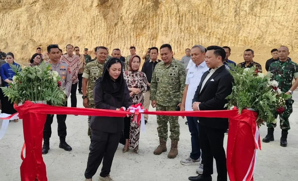 Bupati Brebes Paramitha Widya Kusuma melakukan pengguntingan pita saat soft opening PT Indorasaprima Fortuna Perkasa (IRP) di Desa Kutamendala, Kecamatan Tonjong.