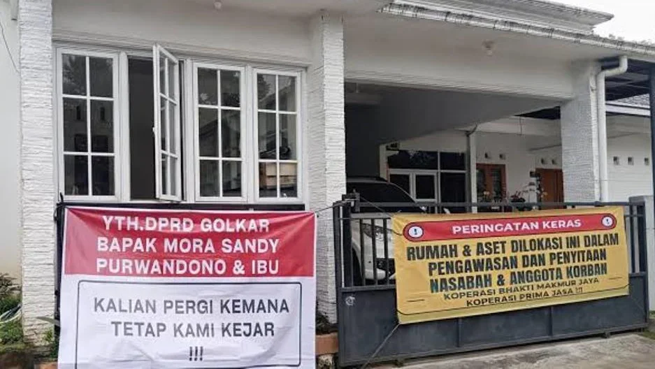 Rumah anggota DPRD Kendal Mora Sandhy di Boja saat digeruduk nasabah beberapa waktu lalu.