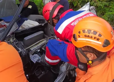 Terjepit di Kabin, Sopir Mobil Box Tewas Usai Tabrak Truk di Pantura Brangsong Kendal