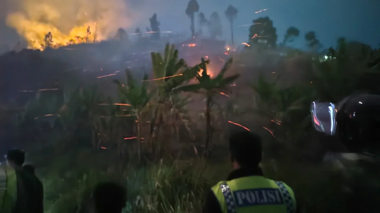 Personel Polsek Bumijawa bersama tim gabungan  berupaya memadamkan kebakaran rumput kering di kawasan Petak 52 N RPH Batumirah, BKPH Bumijawa, KPH Pekalongan Barat, Kabupaten Tegal, Selasa, 22 September 2026 sekitar pukul 19.20 WIB.