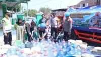 Leganya Warga Kesesi Pekalongan, Deretan Jeriken Akhirnya Terisi Air Bersih Bantuan Propam Polri