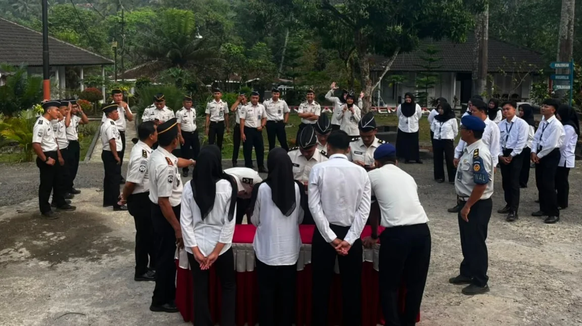 HP petugas Lapas Kelas IIB Plantungan diperiksa usai apel pagi. (edhot)