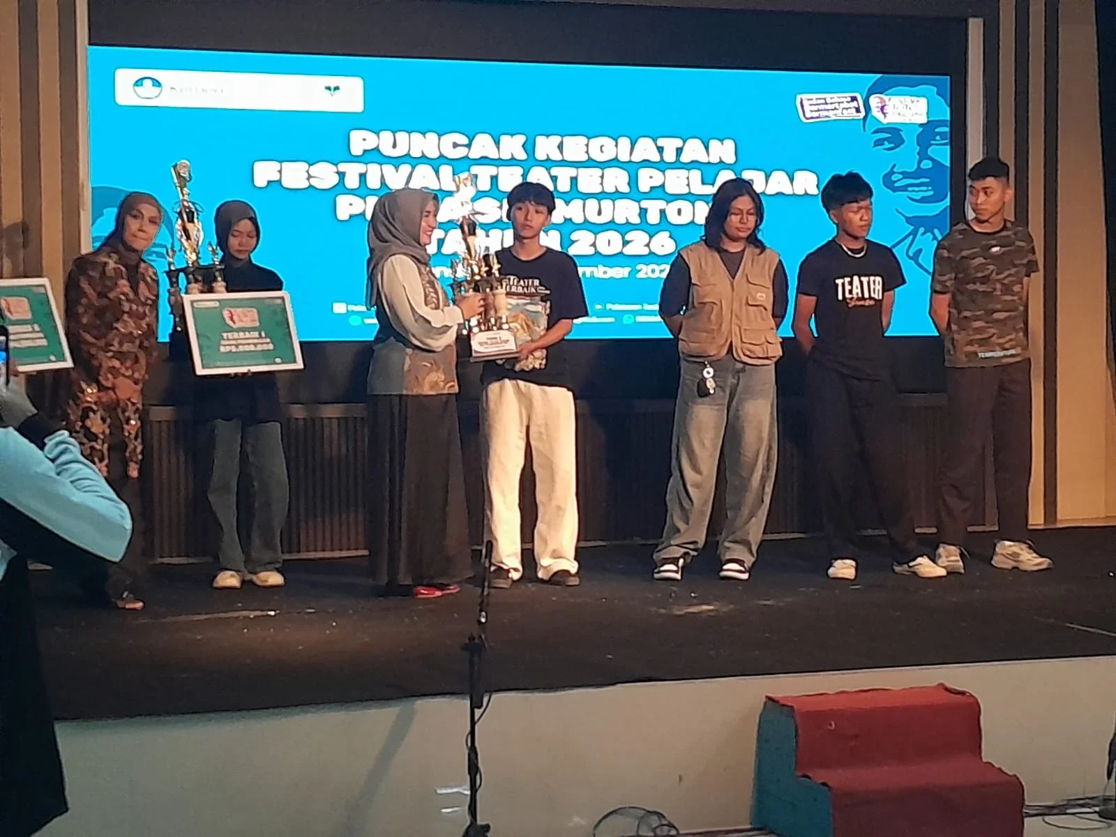 Peyerahan hadiah Festival Teater Pelajar Piala Sri Murtono.