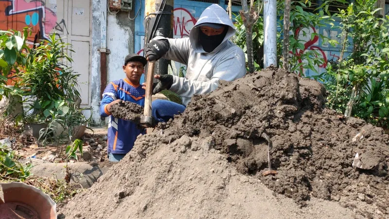 Sedimentasi Tebal Picu Genangan, DPUPR Tegal Normalisasi Drainase