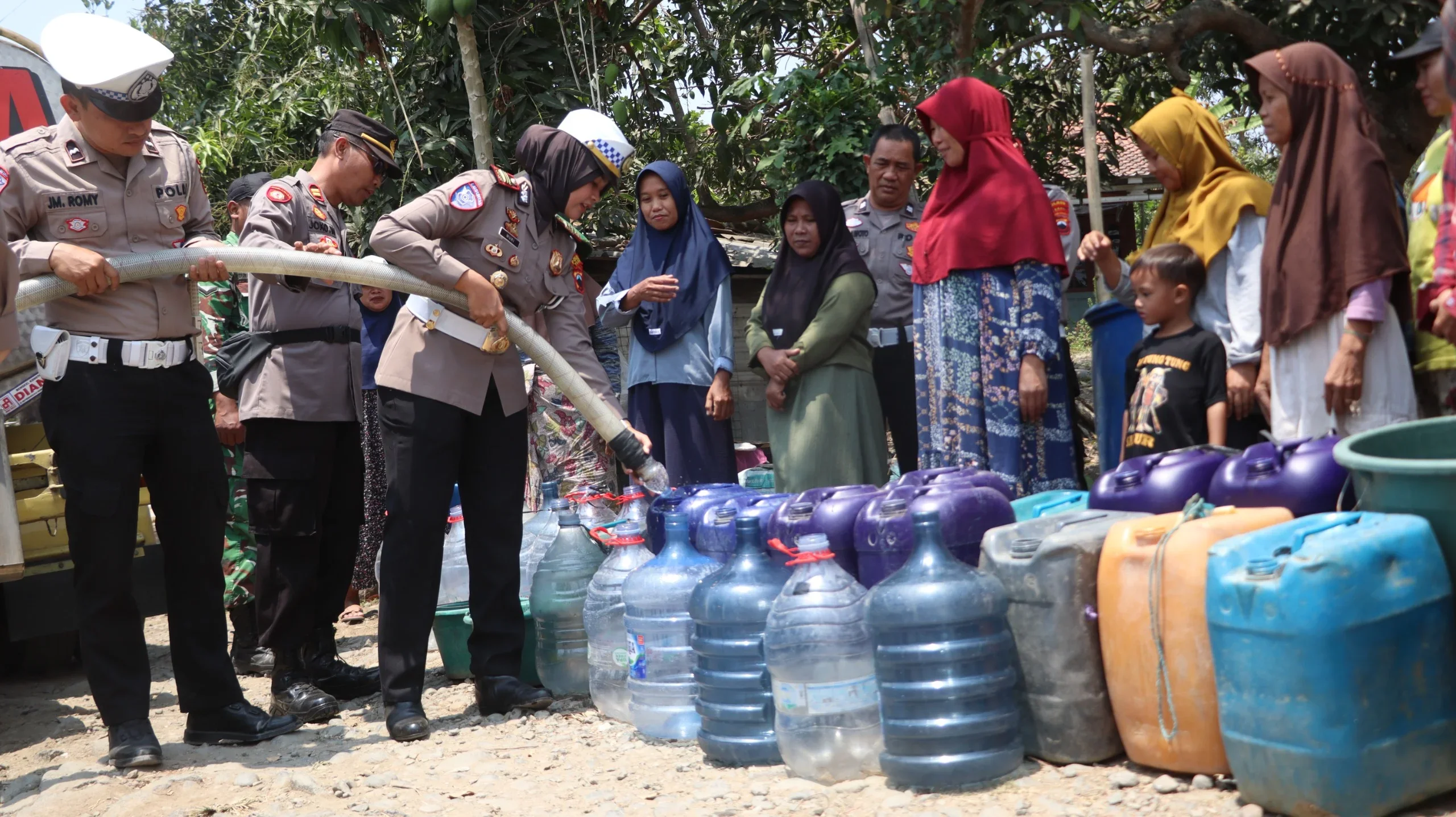Kasat Lantas Polres Tegal AKP Bharatungga Dharuning Pawuri menyalurkan bantuan air bersih kepada warga yang mengalami kesulitan air bersih. Kegiatan sosial ini dalam rangka Hari Lalu Lintas Bhayangkara ke-71.