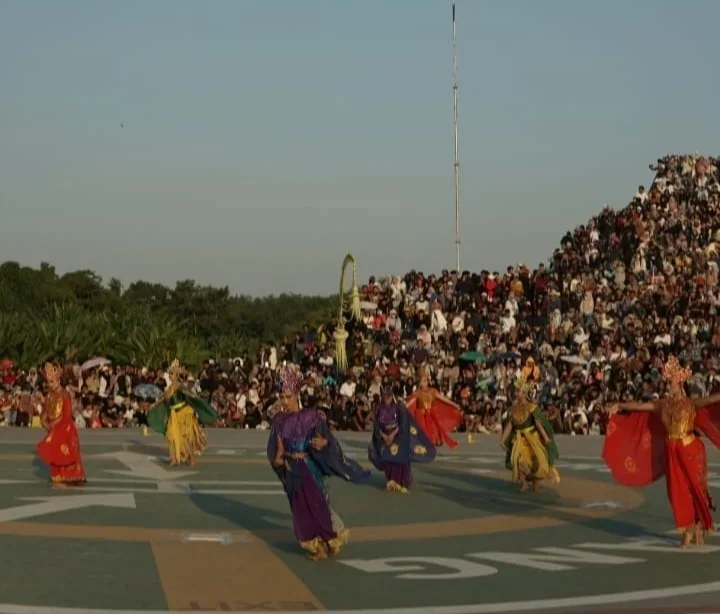 Pagelaran Tari Nusantara di Amphitheater KITB