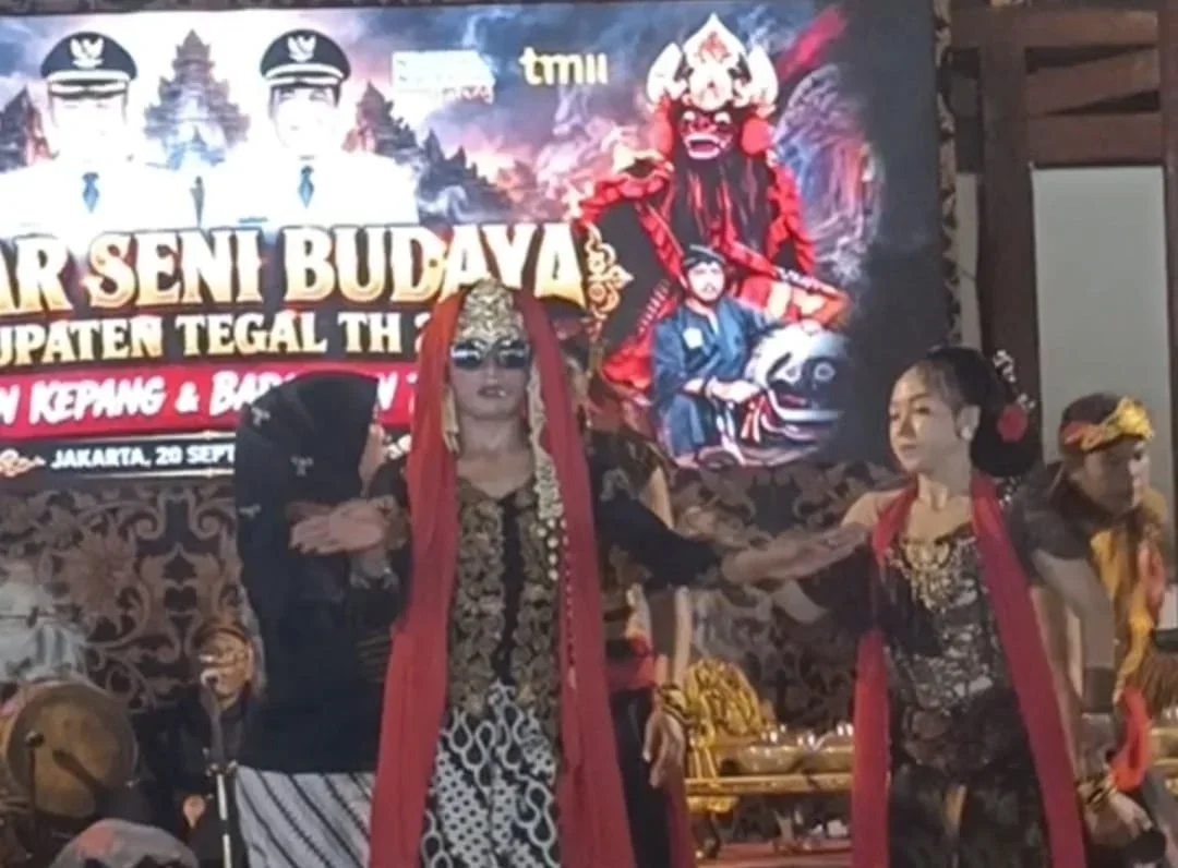 Seniman asal Tegal mempertunjukan kesenian Barongan Tegal saat Gelar Seni Budaya Kabupaten Tegal di Anjungan Provinsi Jawa Tengah, TMII Jakarta, Minggu 20 September 2026.