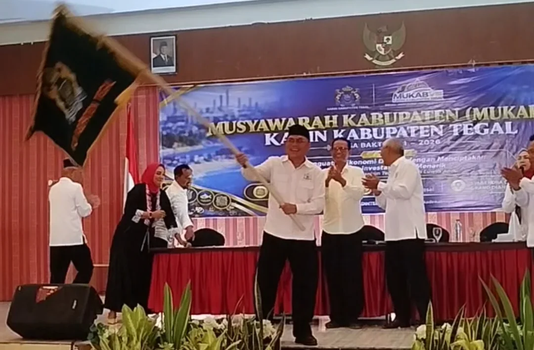 Hutri Agus Mardiko mengibarkan panji Kadin Kabupaten Tegal setelah terpilih secara aklamasi dalam Muskab VIII Kadin Kabupaten Tegal di Grand Dian Hotel Slawi, Rabu 16 September 2026.