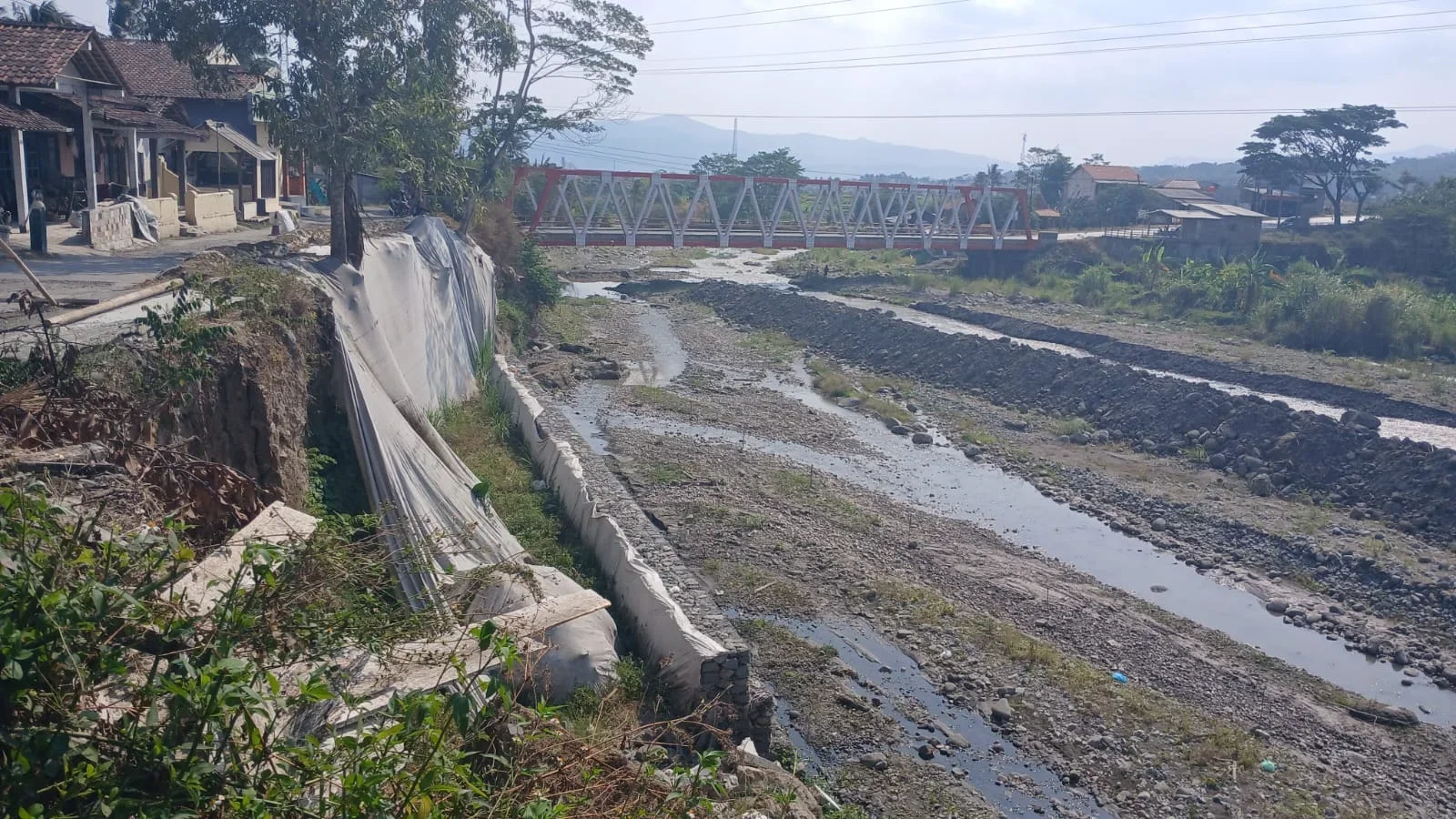 Kondisi tebing Sungai Keruh yang longsor mulai ditangani.