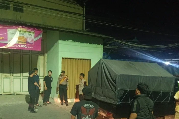 Petugas piket Pamapta 1 Polres Tegal melakukan pengecekan lokasi dugaan pengambilan solar secara ilegal di depan SD Negeri 04 Kalisapu, Kecamatan Slawi, Kabupaten Tegal, pada Selasa, 29 September 2026 dini hari.