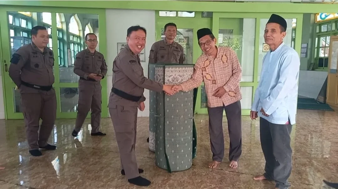 Kepala Kejaksan Negeri Kabupaten Tegal Yuriswandi , SH, MH menyerahkan bantuan karpet kepada pengurus Masjid Jami An Nur Dukuhmingkrik, Kelurahan Pakembaran, Kecamatan Slawi, Rabu, 2 September 2026.