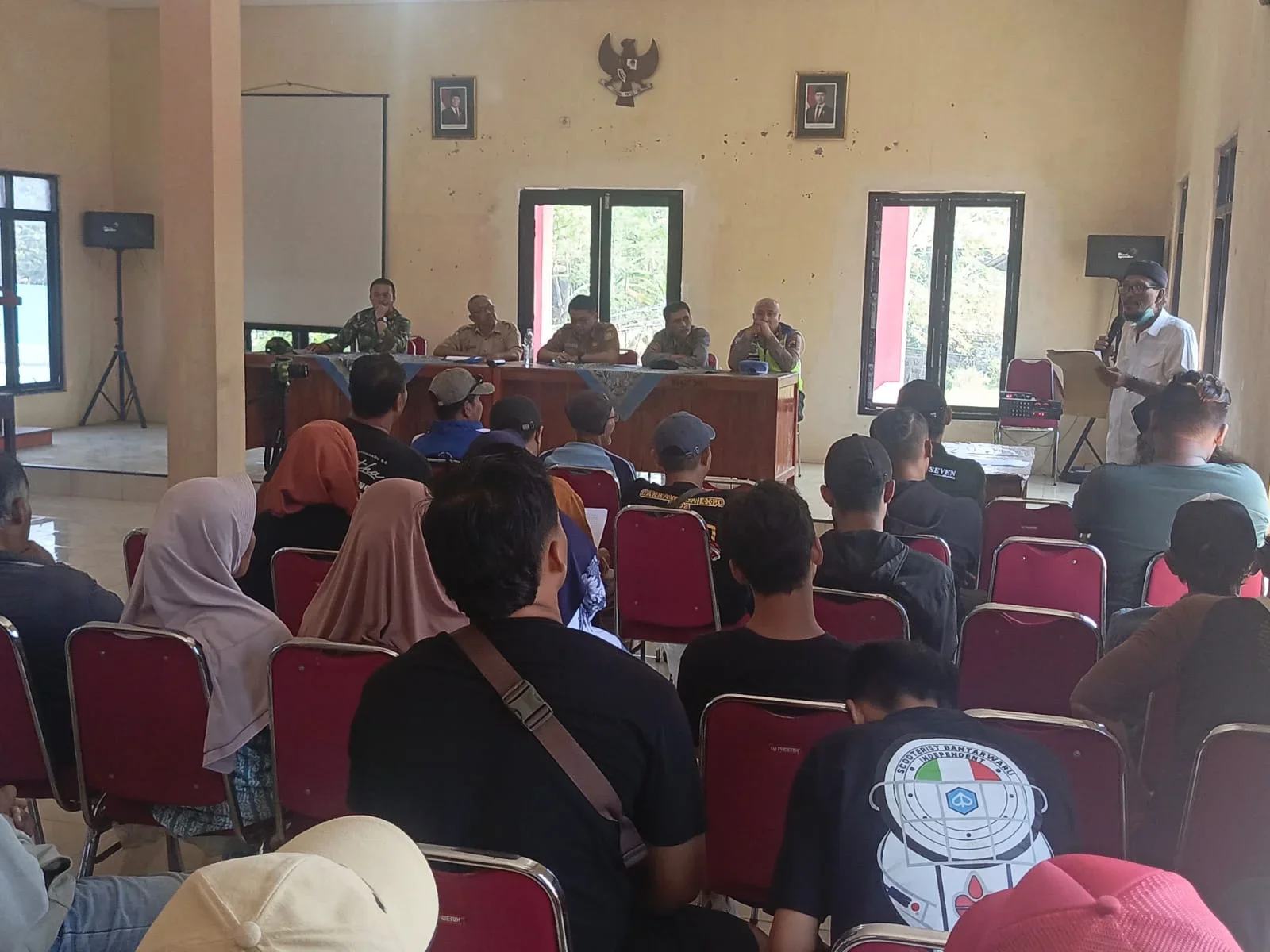 Puluhan Warga Geruduk Kantor Desa Dukuhturi Bumiayu, Pertanyakan Keberadaan Mobil Siaga