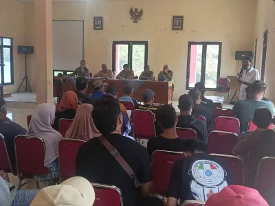Puluhan Warga Geruduk Kantor Desa Dukuhturi Bumiayu, Pertanyakan Keberadaan Mobil Siaga
