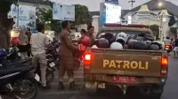 Parkir Sembarangan di Alun-alun Tegal, Satpol PP Amankan Helm Pengendara