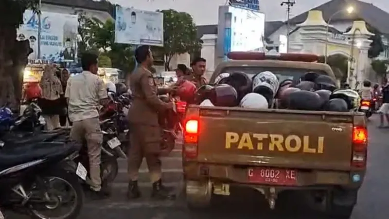 Parkir Sembarangan di Alun-alun Tegal, Satpol PP Amankan Helm Pengendara
