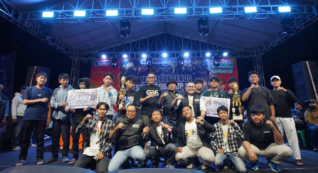 Foto bersama panitia, pemain, dan perwakilan KONI serta ESI Kabupaten Brebes usai penyerahan trofi Mobile Legends GBF Cup 2026. (FOTO DOK)
