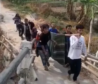 Jembatan Belum Diperbaiki, Warga Mlayang Sirampog Brebes Terpaksa Ditandu Saat Berobat