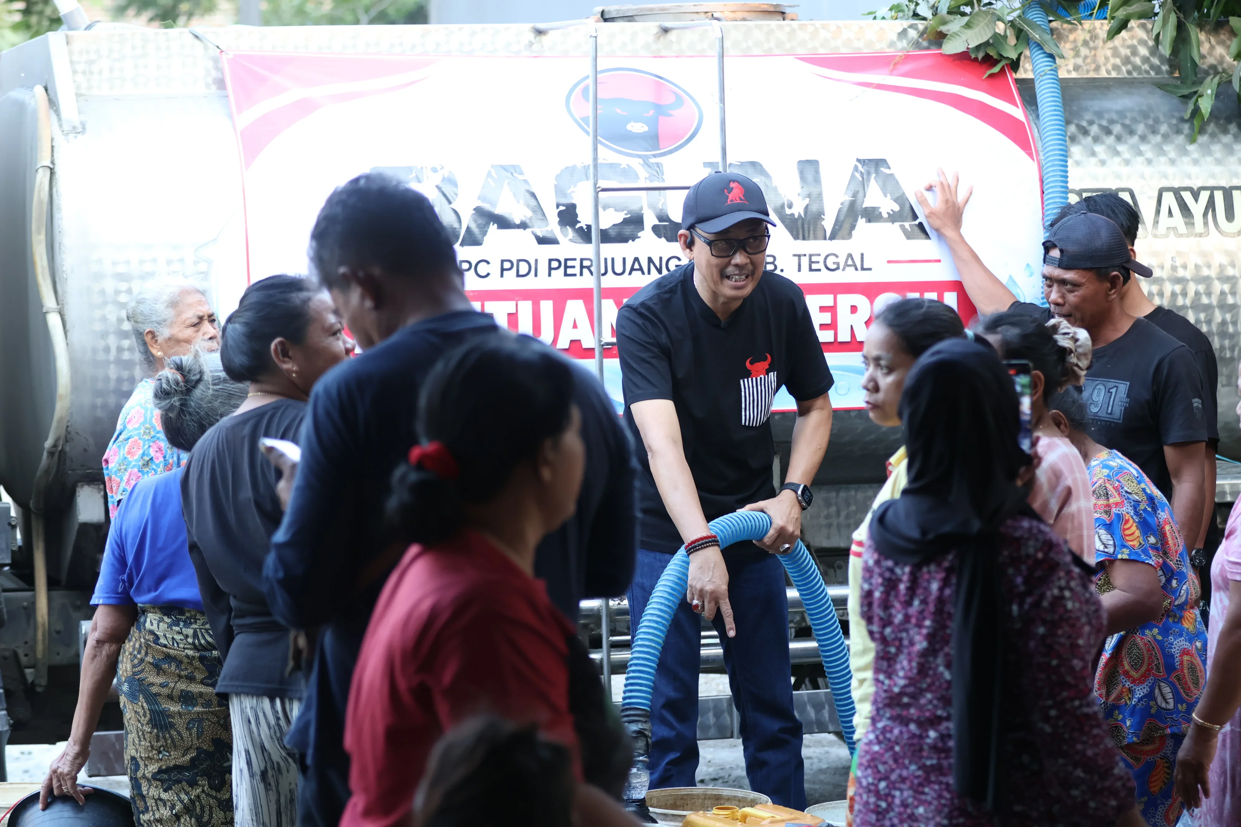 Wakil Ketua DPRD Kabupaten Tegal dari Fraksi PDI Perjuangan, KRT Sugono Adinagoro mendiskusikan air bersih ke warga Dukuh Notog, Desa Pakulaut, Kecamatan Margasari, Kabupaten Tegal, Senin 7 September 2026. (Dok)