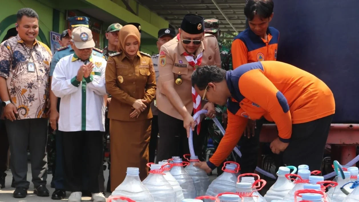 Wali Kota Tegal, Dedy Yon Supriyono, mengisi air bersih secara simbolis di Kelurahan Panggung, Kecamatan Tegal Timur, Senin 7 September 2026.